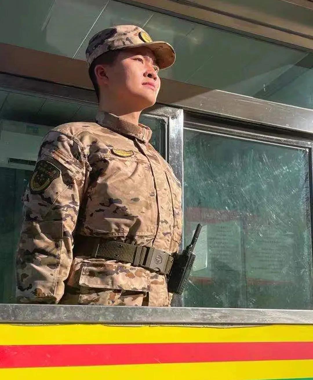 关于21武警迷彩服的深度解析，21武警迷彩服深度解析，时尚与功能的完美结合