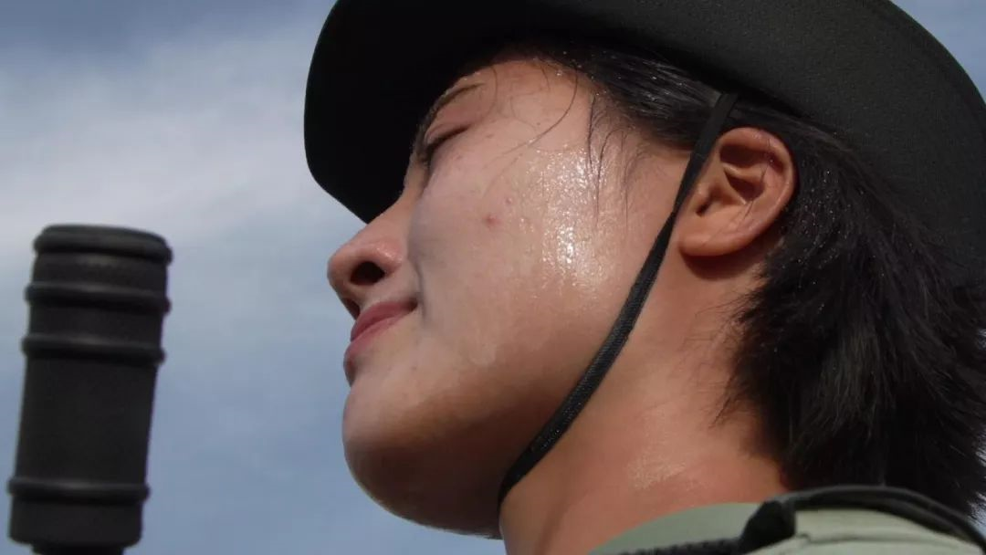 中国女兵训练汗流浃背图片，坚韧与力量的见证，中国女兵训练瞬间，汗水铸就坚韧与力量