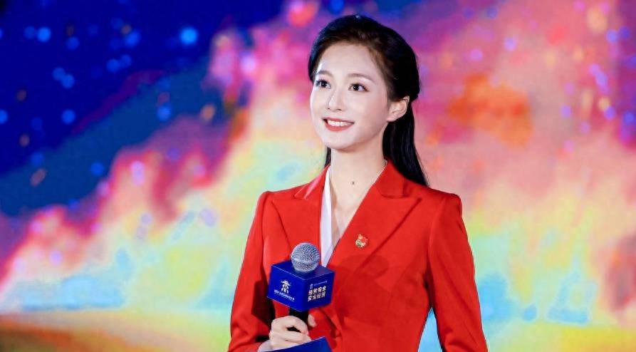 中央军事频道主持人冯琳，星光熠熠的军事传媒新星，冯琳，军事传媒新星，星光熠熠的主持人亮相中央军事频道