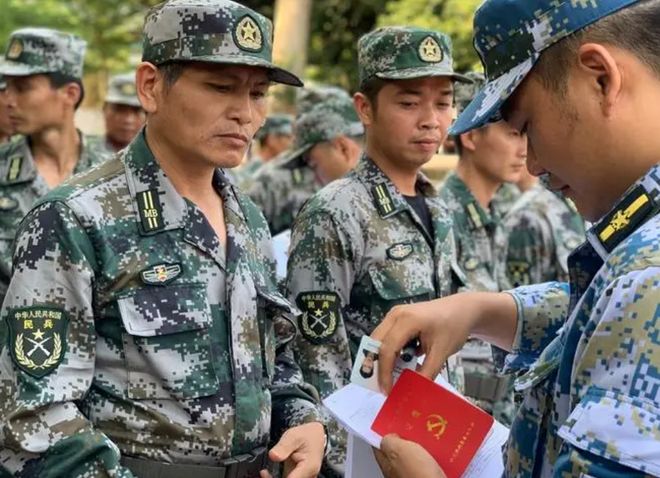 关于21式女兵作训服与男兵的区别分析，21式女兵作训服与男兵差异解析