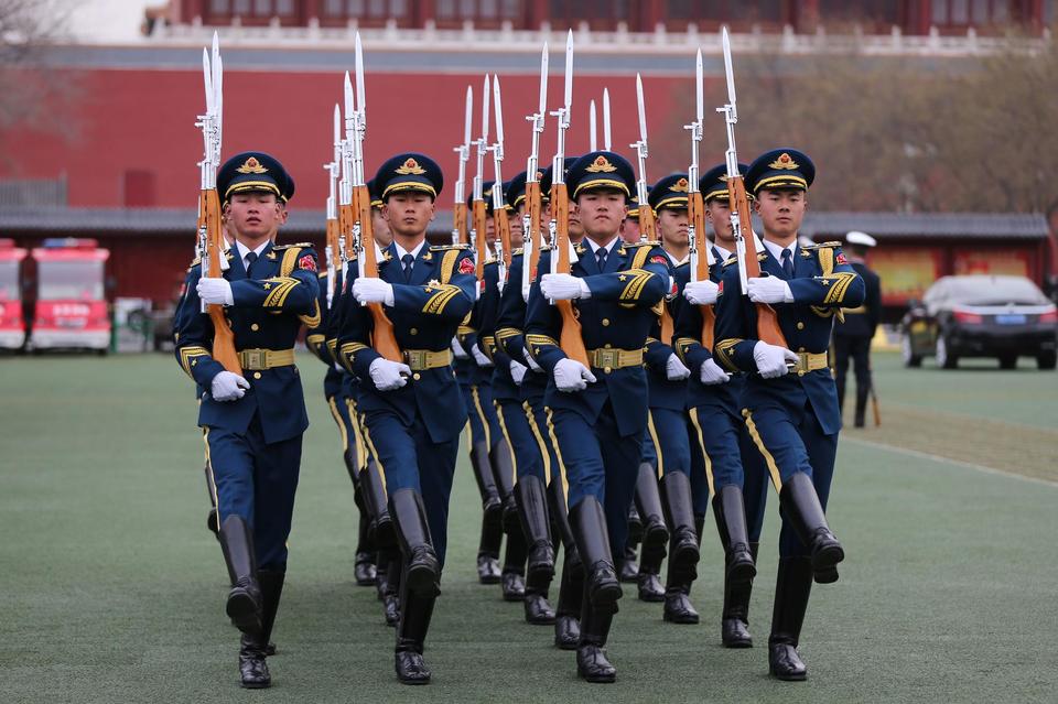 三军仪仗队升国旗图片，庄严神圣的仪式展现国家荣耀，三军仪仗队升国旗瞬间，国家荣耀的庄严展现