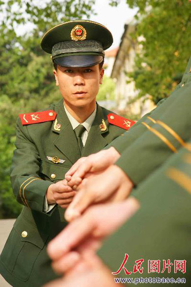 武警制服与装备，深入了解武警服装的特点与意义，武警制服与装备，深入解析武警服装的特色与意义