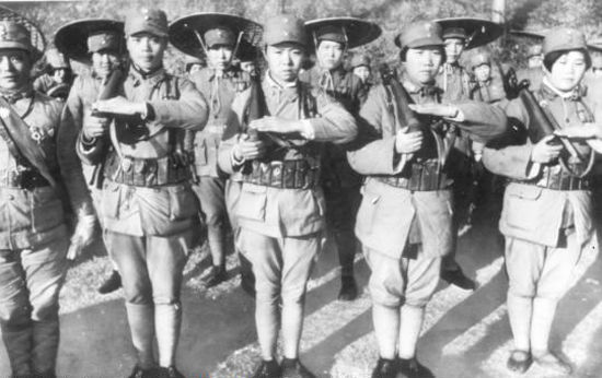 中国女兵油画图片，展现英勇形象与艺术魅力，中国女兵英勇形象与艺术魅力油画欣赏