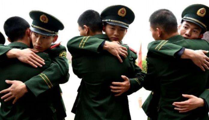 部队新兵与老兵间的和谐共融，老兵带新兵之道，老兵带新兵，和谐共融的部队育人之道