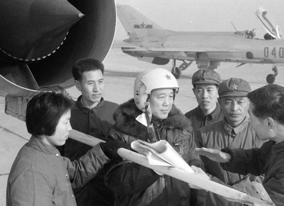 航空母舰试飞员的牺牲与奉献，无声的英勇赞歌，航空母舰试飞员的英勇赞歌，牺牲与奉献的无声礼赞