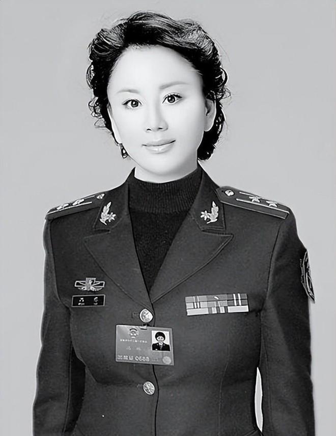 军事频道中的璀璨明珠，美女主持人魅力无限，军事频道中的璀璨明珠，美女主持人魅力闪耀