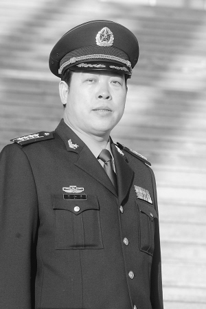 三军仪仗大队现任领导大队长——英勇领导的象征，三军仪仗大队大队长，英勇领导的典范