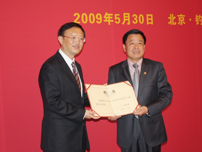 杨洁篪与王毅的级别对比，深入了解两位重要官员的职务与影响力，杨洁篪与王毅职务与影响力对比，深入了解两位官员的级别与重要性