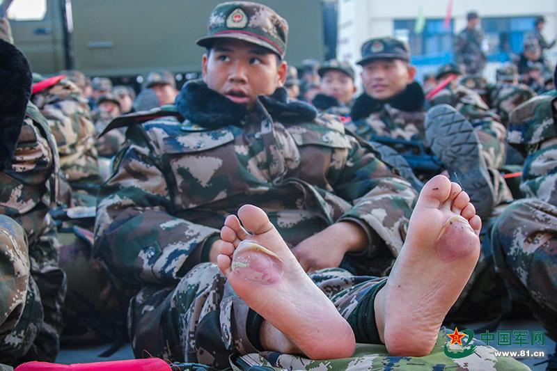 解放军女战士图片，展现力量与荣耀的象征，解放军女战士风采，力量与荣耀的象征图片展示