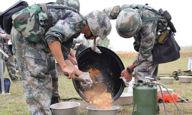 揭秘朱日和军演背后的故事，炊事兵送饭的独特角色与重要性，朱日和军演背后的故事，炊事兵送饭的独特角色与重要性揭秘