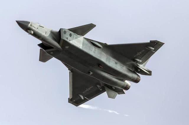 歼20与F-22战争模拟，究竟谁更厉害？，歼20与F-22战争模拟对决，谁主沉浮？