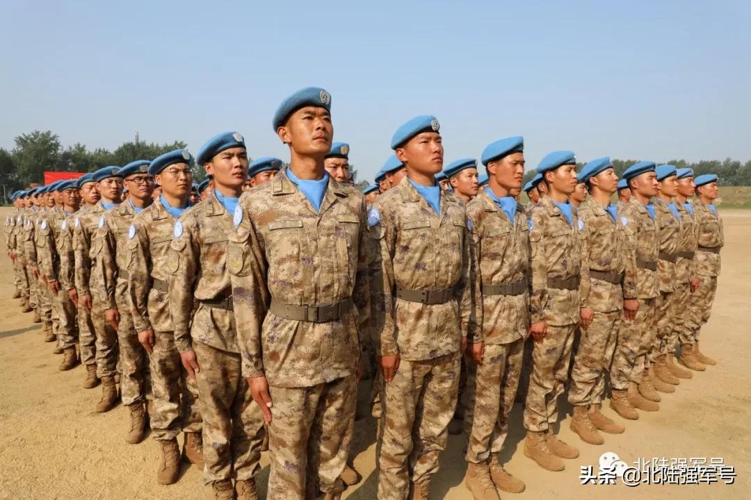 星空迷彩衣，时尚与军事元素的完美融合，星空迷彩衣，时尚与军事元素的独特交融