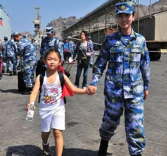 中国人民解放军仪仗队女兵抱着孩子沈佳的独特风采与力量，中国人民解放军仪仗队女兵沈佳，抱子展现独特风采与力量