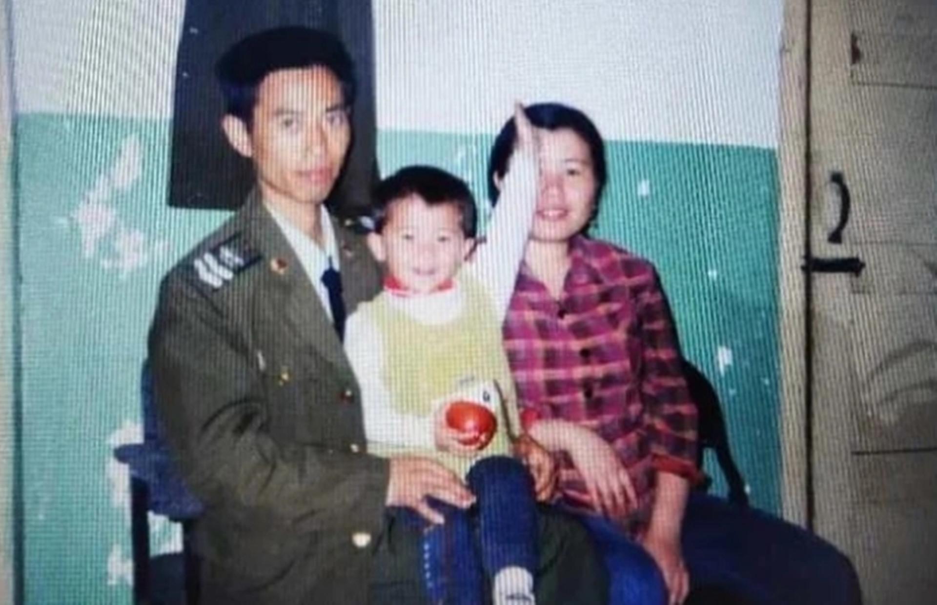 火箭军军服与陆军对比，差异、特点与功能分析，火箭军与陆军军服对比，差异、特点与功能详解