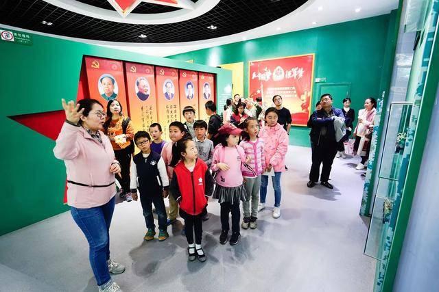 航天母舰，探索宇宙的壮丽之旅作文，航天母舰，宇宙壮丽之旅的探险作文