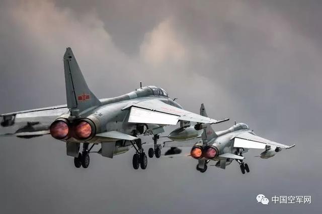 深度解析，A-10攻击机与歼十战斗机，究竟谁更厉害？，A-10攻击机与歼十战斗机，深度对比，谁更胜一筹？