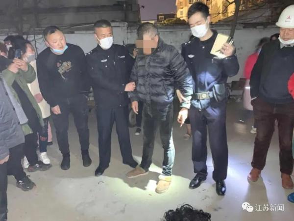 关于男子在女厕内脱裤自慰事件的深度解析与反思，男子在女厕内脱裤自慰事件，深度解析与反思的启示