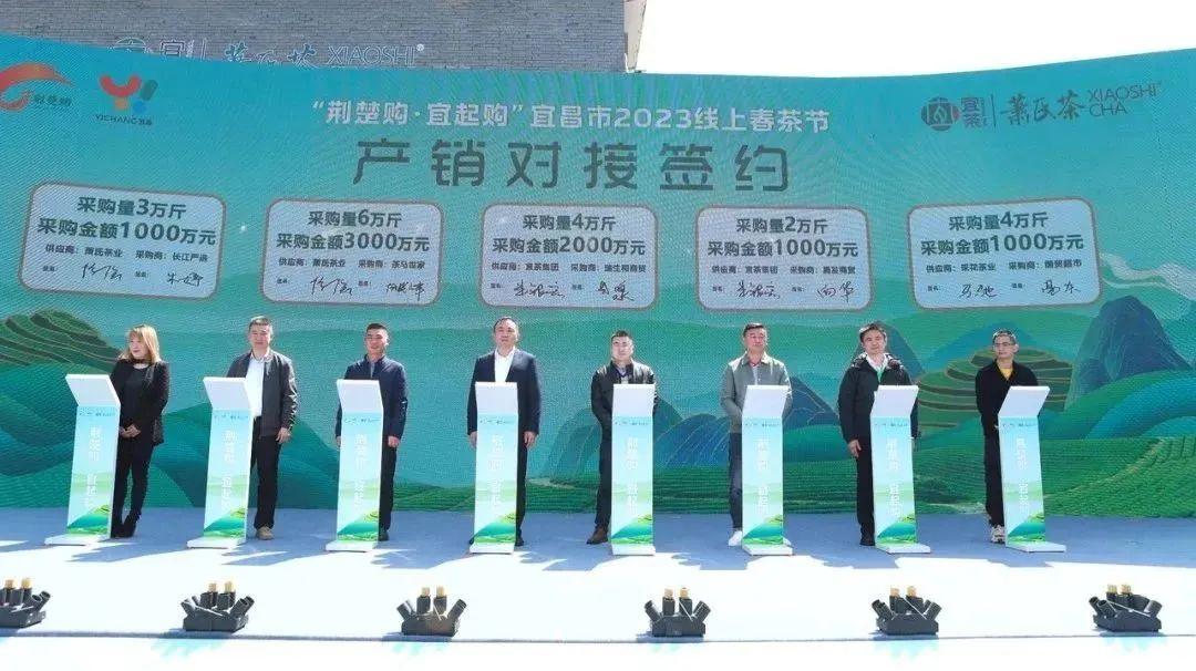 左晓峰，一位引领时代的先锋人物，左晓峰，时代先锋的领导力