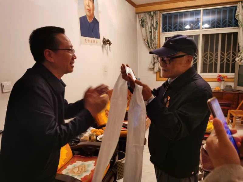 中国人民志愿军抗美援朝出国作战70周年纪念章的寓意，荣耀与和平的象征，抗美援朝出国作战70周年纪念章，寓意荣耀与和平的象征