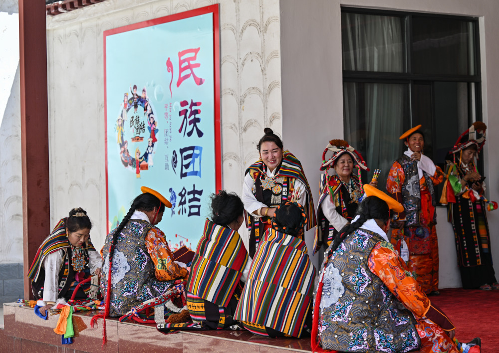 新澳六叔公三中三259，揭秘一个传奇故事与历史背景，揭秘传奇人物新澳六叔公三中三背后的历史背景与故事