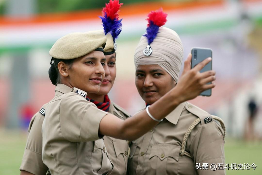 中国女兵的飒爽英姿图片，展现力量与荣耀的风采，中国女兵风采，力量与荣耀的飒爽英姿图片展示
