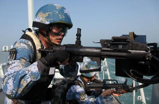 中国海军对海盗的打击与应对，维护海上安全的坚定力量，中国海军打击海盗，维护海上安全，坚定力量的展现