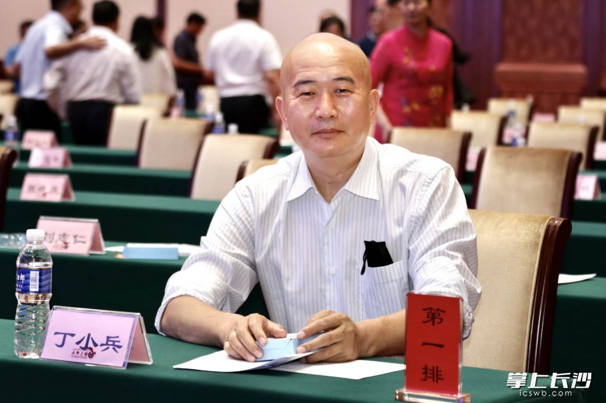 丁小兵负伤照片高清，英雄的瞬间与时代的记忆，丁小兵负伤瞬间，英雄印记与时代记忆
