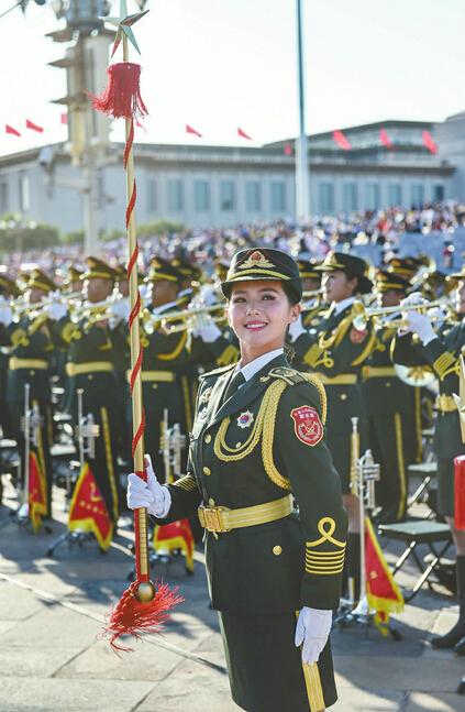 仪仗队女兵的角色与职责，她们在队伍中扮演着怎样的角色？，仪仗队女兵的角色与职责探究，她们在队伍中的独特地位与重要性