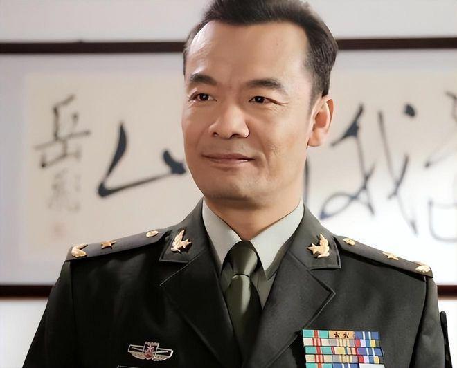 集团军军长与省军区司令，地位与职责的比较分析，集团军军长与省军区司令，地位与职责深度解析