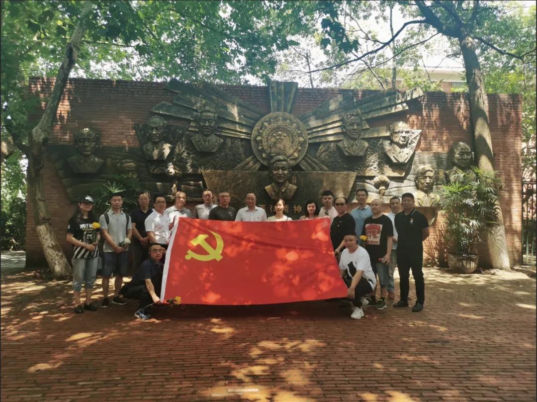 邓稼先墓，参观与纪念的圣地，邓稼先墓，纪念圣地与致敬先驱