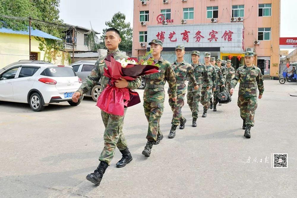 阅兵战旗方队中的多彩战旗，一览无余的旗帜荣耀，阅兵战旗方队中的多彩旗帜，荣耀一览无余