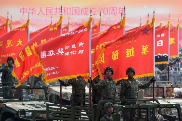 国庆70周年阅兵中的100面战旗，荣耀与力量的展现，国庆阅兵中的荣耀与力量，百面战旗展现辉煌历程