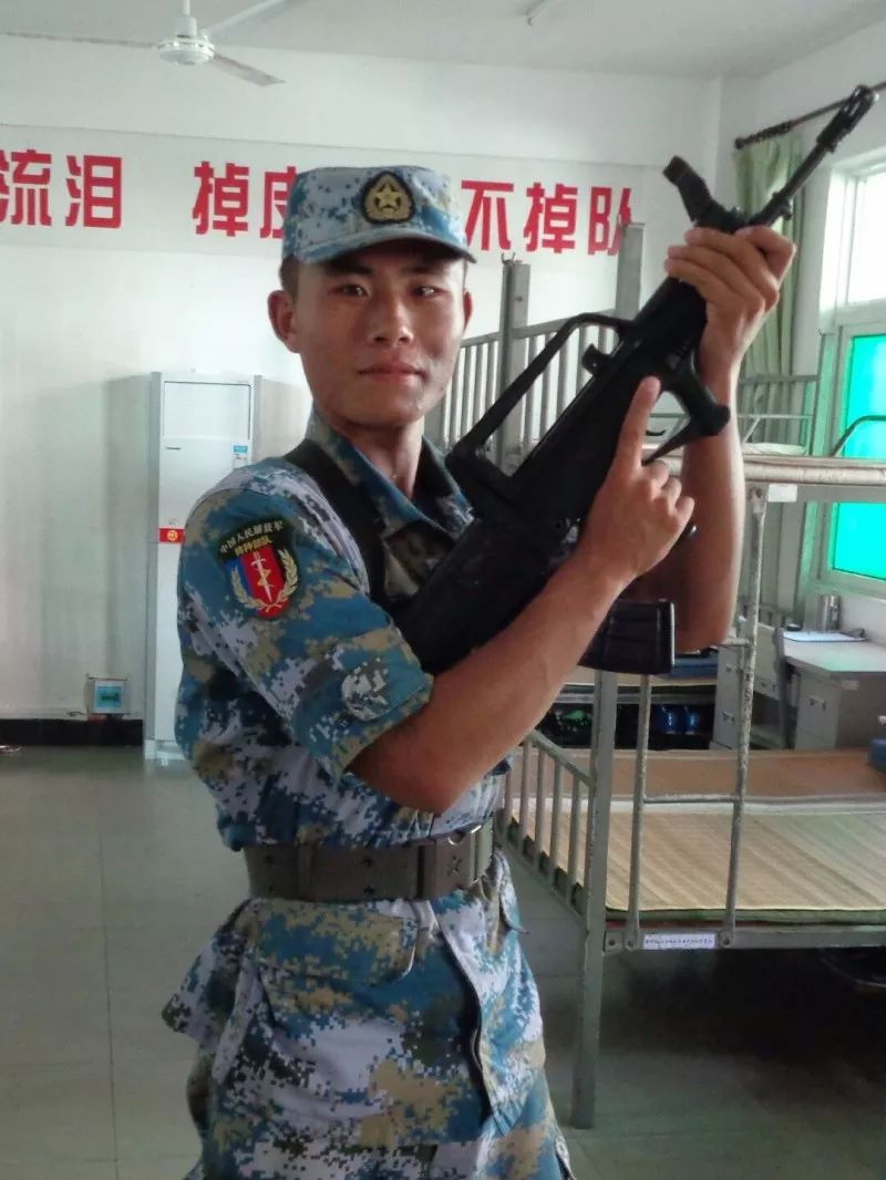 蛟龙突击队何龙的身高之谜，探寻神秘战士的传奇故事，蛟龙突击队成员何龙的神秘身高，探寻传奇战士的传奇故事