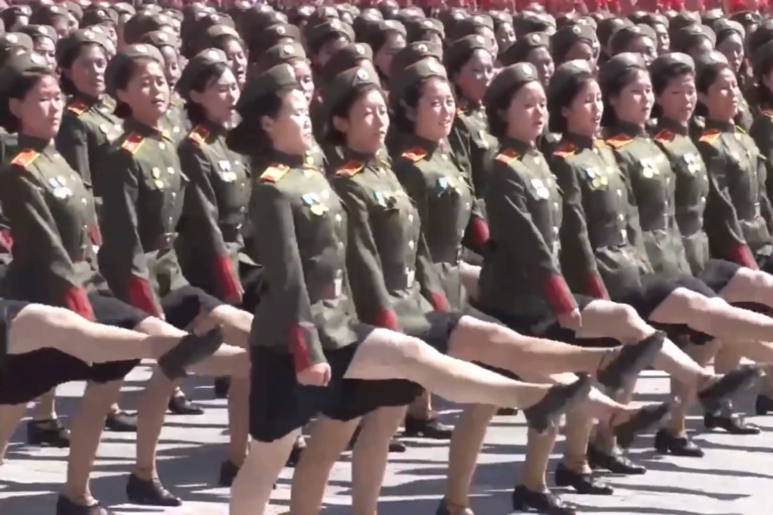 建国五十周年庆典中的女兵方队，荣耀与力量，建国五十周年庆典中的女兵方队，荣耀与力量的展现