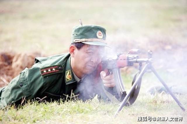 独臂英雄丁晓兵战场照片，荣耀与坚韧的象征，独臂英雄丁晓兵战场照片，荣耀与坚韧的永恒见证