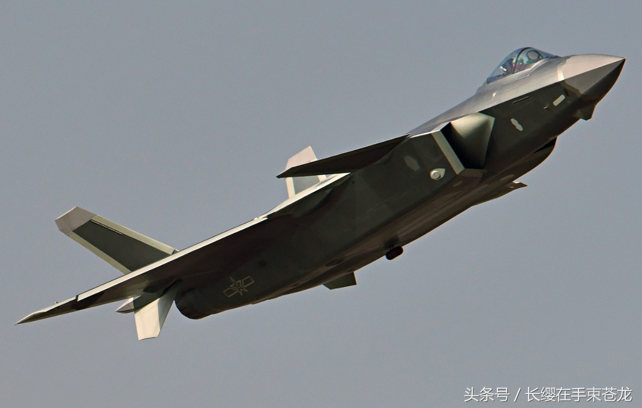 歼-20与F-22，究竟谁更强？深度解析两款顶尖战机性能特点，歼-20与F-22性能对比，深度解析两款顶尖战机谁更强？