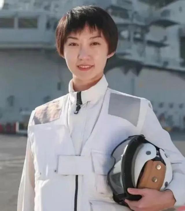 辽宁舰女少校，新时代海军的杰出代表，辽宁舰女少校，新时代海军的璀璨明星