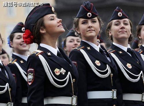女兵扎军用武装带，展现力量与荣耀的时刻，女兵扎军用武装带，力量与荣耀的彰显