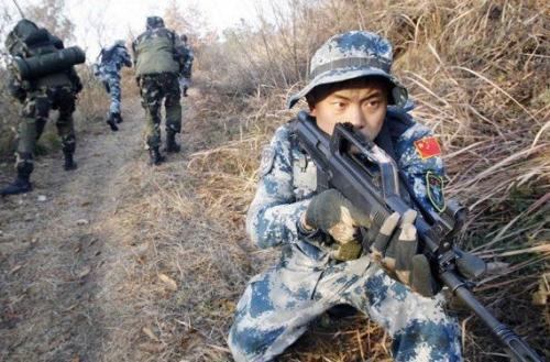 中国女特种兵在战场上的挑战与勇气，生孩子背后的故事，中国女特种兵，战场挑战与生育背后的坚韧故事