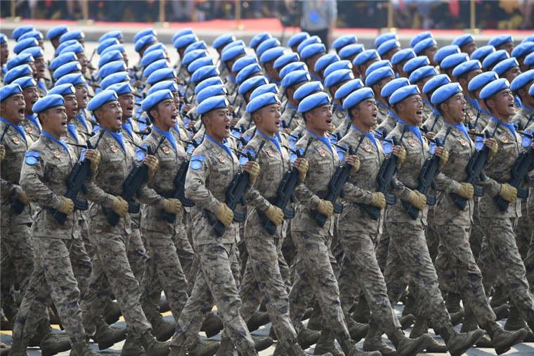 庆祝祖国70周年国庆阅兵中的方队展示，庆祝祖国70周年国庆阅兵中的壮观方队展示